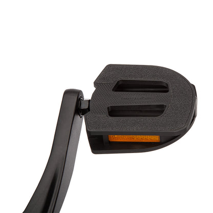 Ergotec EP-S Pedal montiert an Kurbel, konkave Trittfläche, Sandpapierbeschichtung und integrierter Reflektor.